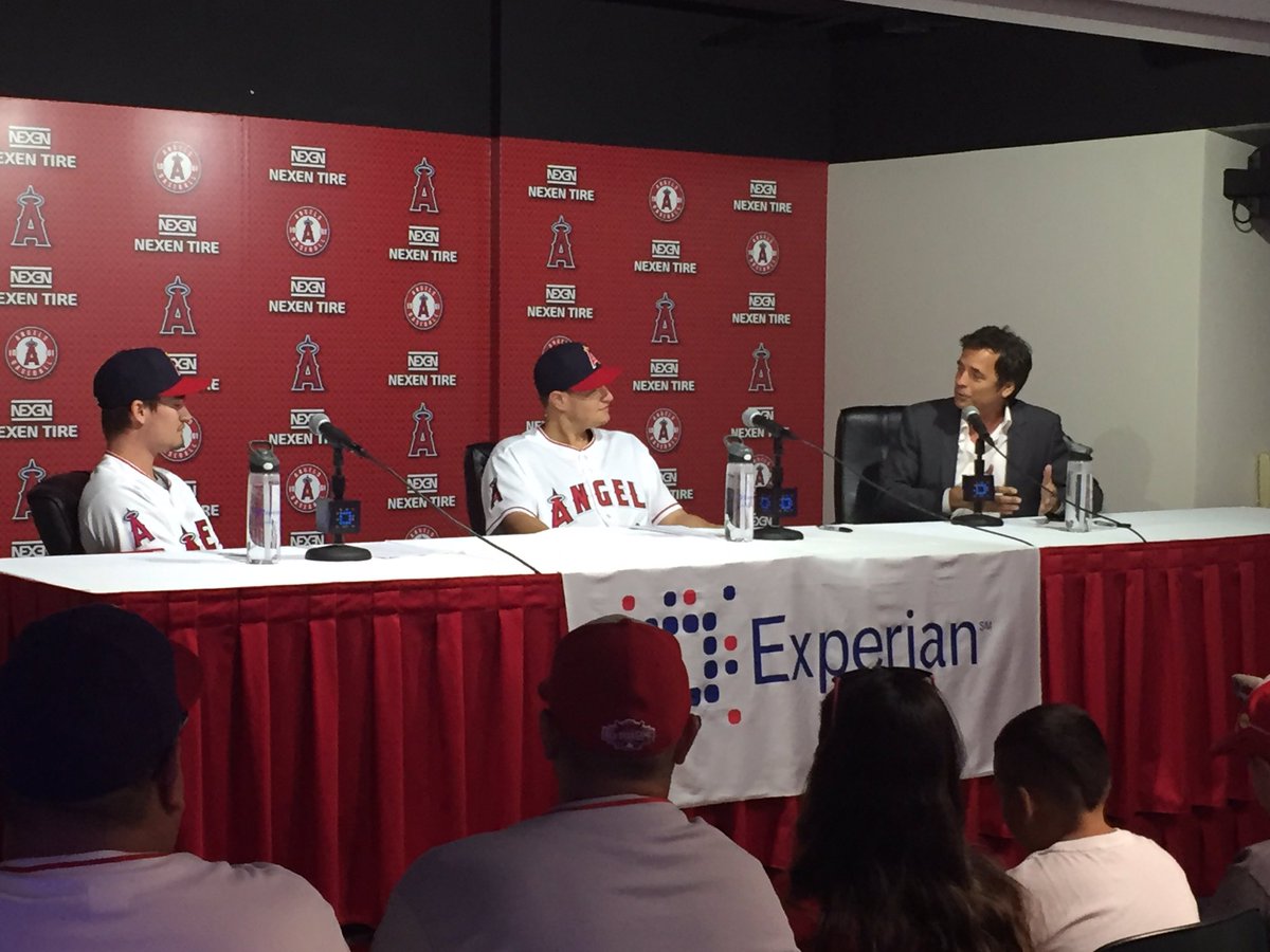 Jesstheking's tweet photo. So cool to meet these guys!! 👍🏻⚾️💯😀 @RogerLodge7 @GRICHARDS26 @Heandog8 #experian #everyskill https://t.co/DDBevMrySt