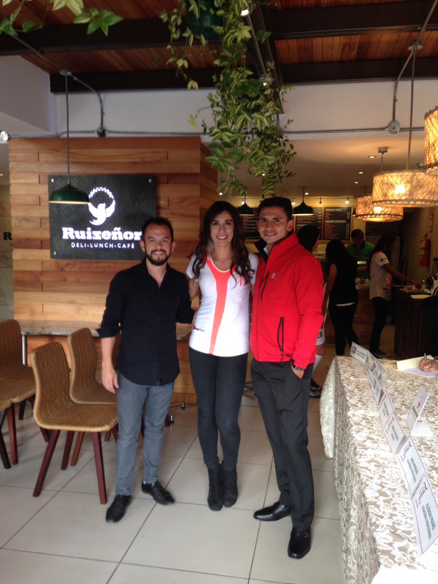 RuizenorCafe's tweet photo. Ayer tuvimos invitados muy especiales en nuestro local, @ferv14 y @LFS10 firmaron acuerdo de ayuda mutua
@LifeFSport https://t.co/fC0SVexklN