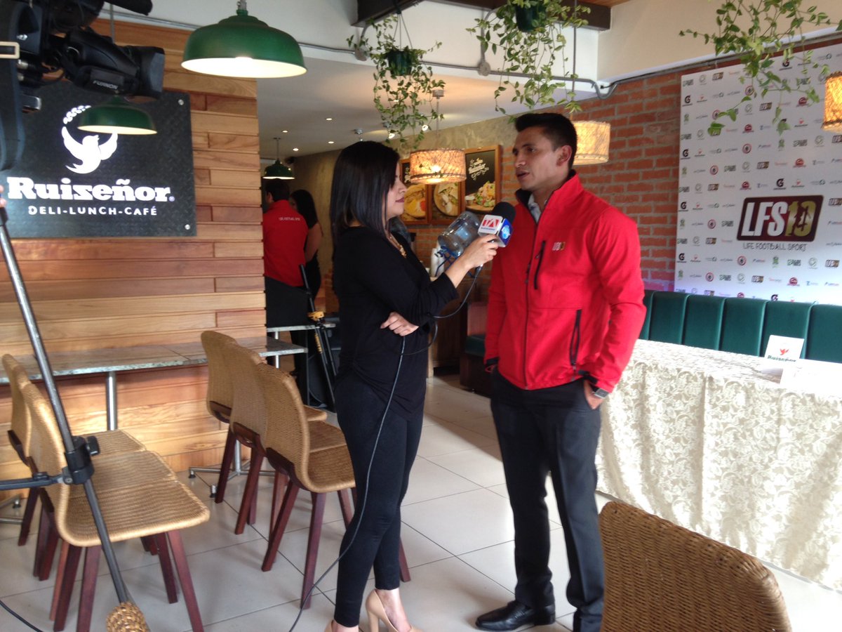 RuizenorCafe's tweet photo. Ayer tuvimos invitados muy especiales en nuestro local, @ferv14 y @LFS10 firmaron acuerdo de ayuda mutua
@LifeFSport https://t.co/fC0SVexklN
