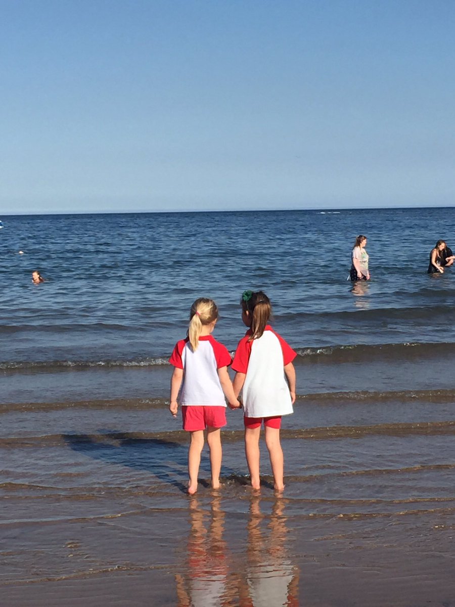CheekyFireGirl's tweet photo. Lovely evening at the beach #cullercoats with #ForestHall #Rainbows @BentonDivision @GirlguidingNEE @Girlguiding https://t.co/yGpat6HJI9