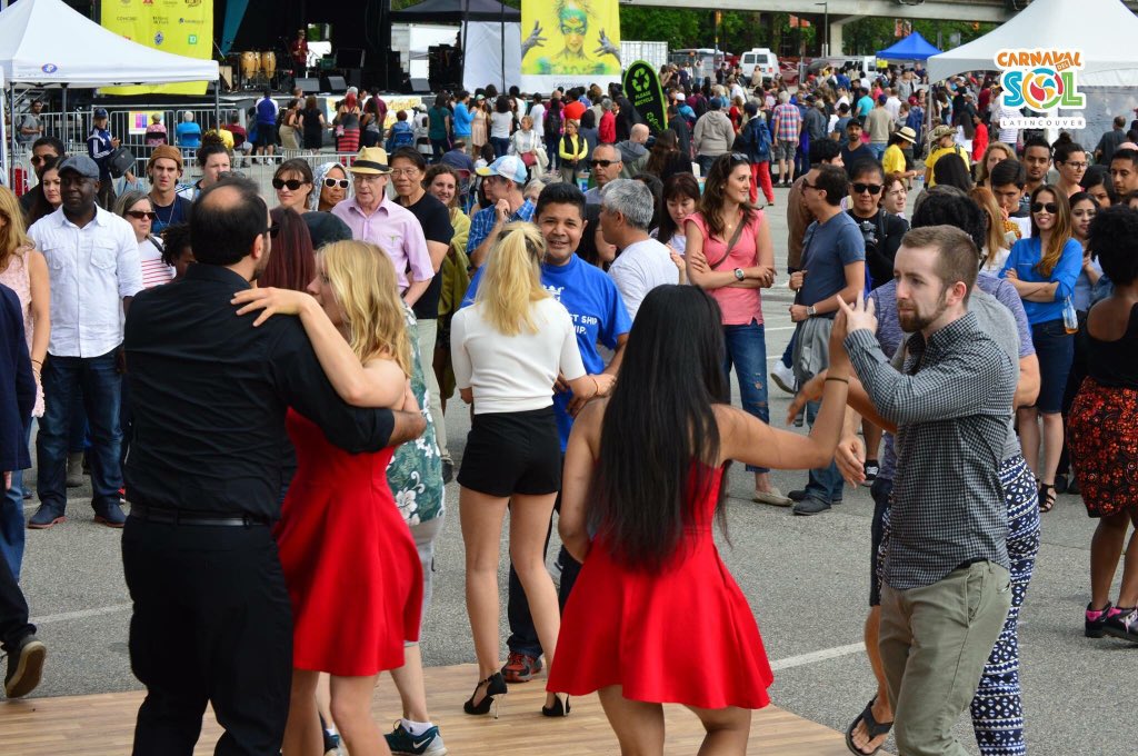 CarnavaldelSol's tweet photo. #TBT BC Dance and @djsanchezcuban heating up the dancefloor #MercedesBenzVansFamilyPlaza 🌞👭👫👫👭 #CSOL16 https://t.co/l75CW9oxjR