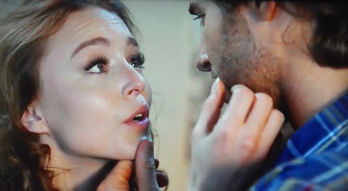 TVSERIESCINEFAN's tweet photo. #3VecesAna Cap.35 Momento #AnaLucia @Anboy88 y #Santiago @sebastianrulli "Miradas y caricias que llegan al alma" 😍❤💘 https://t.co/8RLFAEy6DY