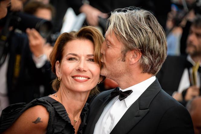 Мадс миккельсен жена. Актёр мадс миккельсен с женой. Мадс миккельсен жена. Ларс миккельсен и мадс миккельсен. Мадс миккельсентс женой.