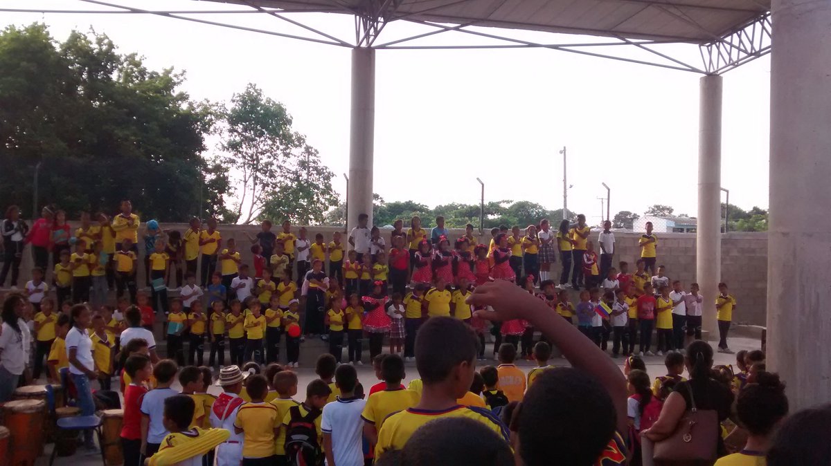 yessy_1978's tweet photo. @karenabudi @SEDBarranquilla acto de celebración del 20 de julio https://t.co/9wfmT7M1lk