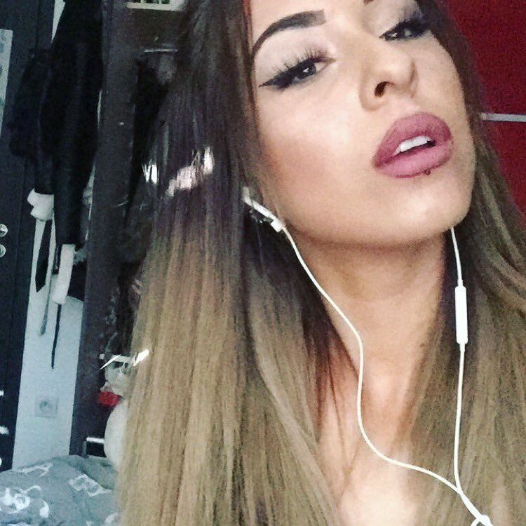 _Jade_Brooks's tweet photo. 💄 https://t.co/nVT3PkBJTu
