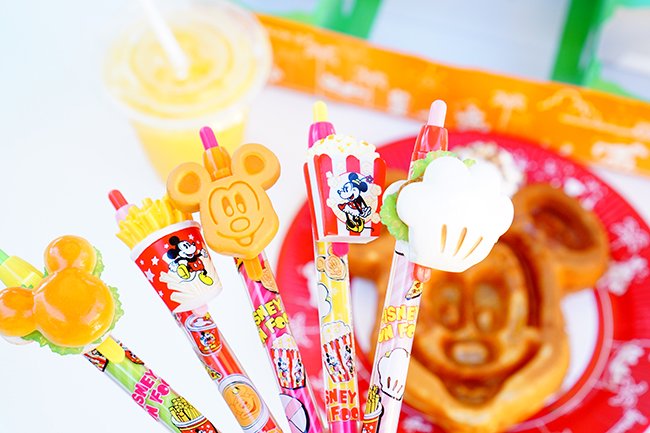 TDR_PR's tweet photo. 【美味しそうだけど食べちゃダメ☆】パークフードをモチーフにしたボールペンが登場！見てるとなんだかお腹が空いてきちゃいますね。カラフルポップでインパクトのあるボールペン5本セットです♪ https://t.co/qQN3AGfQ9X https://t.co/EP45LtN8Xg