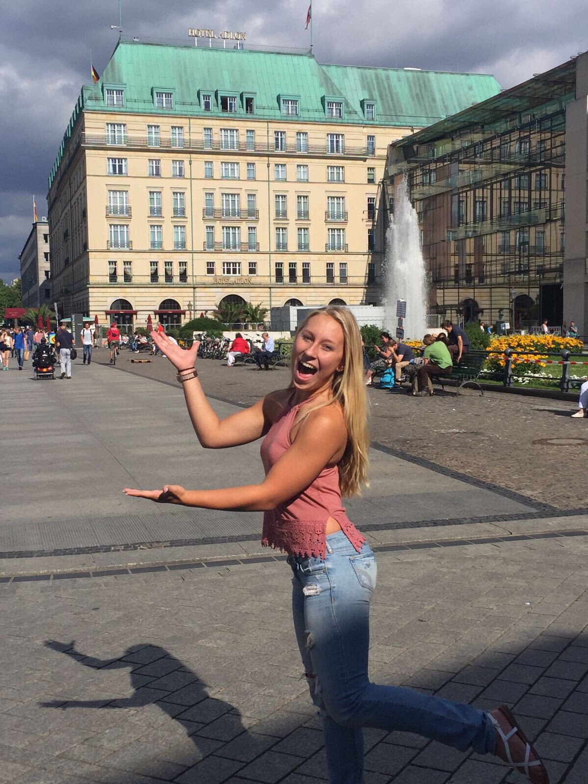 Hayl Storm This Is The Hotel Where Michael Jackson Held His Baby Over The Balcony I M Ready To Catch Hoteladlon T Co 2yjvnsbei8 Twitter