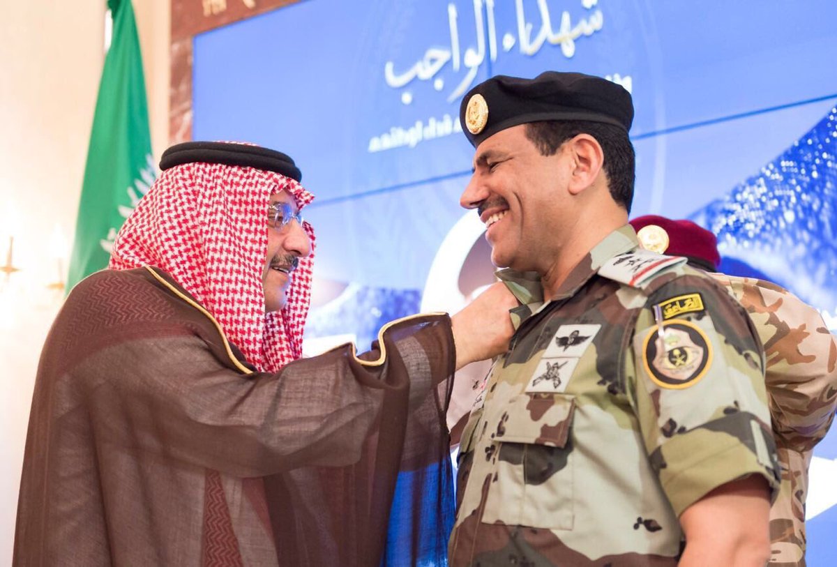 binnaheet's tweet photo. تستاهل الرتبة وتستاهل الخير
واللي يعلقها على الكتف يكفيك
هذا ولد نايف .. هنا وضعها غير
كنه يقول إن الوطن يفتخر فيك https://t.co/p8YoPx5OMn