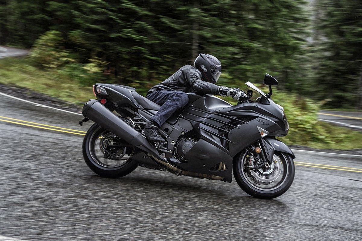 Hopping is for rabbits. The slipper clutch on the #Ninja ZX-14R ABS SE reduces rear-wheel hop when you downshift.