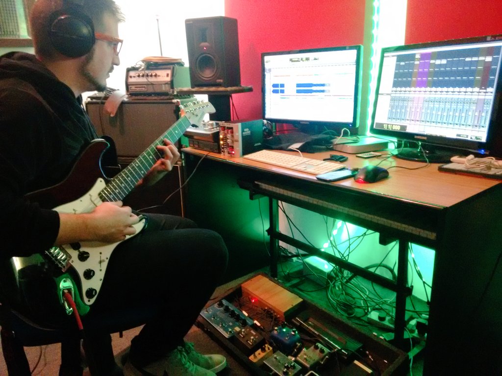 EstudiosDig's tweet image. Tremenda sesión de grabación! Guitarras con Dava y nueva canción para el cantante Marcelo Romay ! 😎🎸🎤🎶🤘
