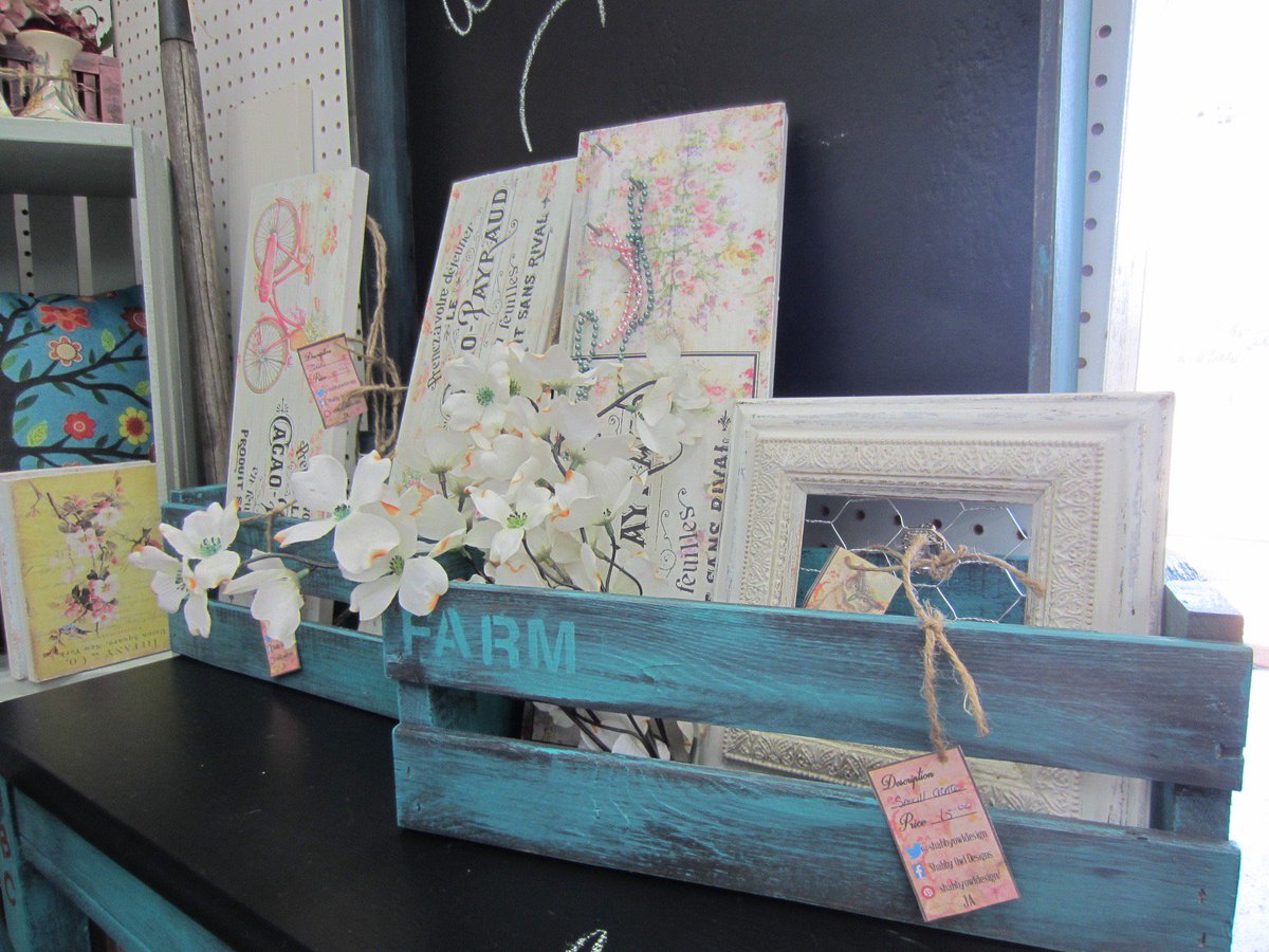 shabbyowldesign's tweet photo. Some new things in my booth at the Antique Mall https://t.co/w6STJYUCif