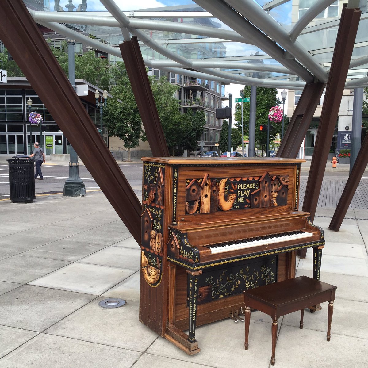 laneviolation's tweet photo. A piano for people to play showed up at the park today. More of Portland being Portland. #keeppdxweird #art https://t.co/Ay1w9VKBNY