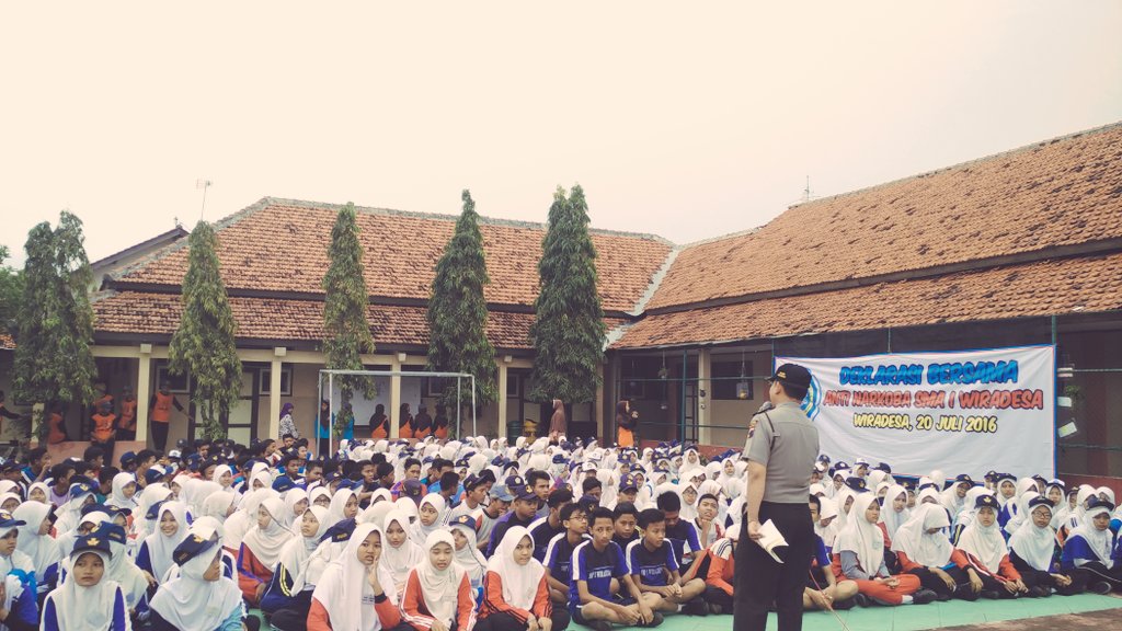 SMAN1WIRADESA's tweet photo. Pagi ini ada Sosialisasi Bahaya Narkoba dari Kepolisian #MOPD2016 https://t.co/s8TPxrupT2