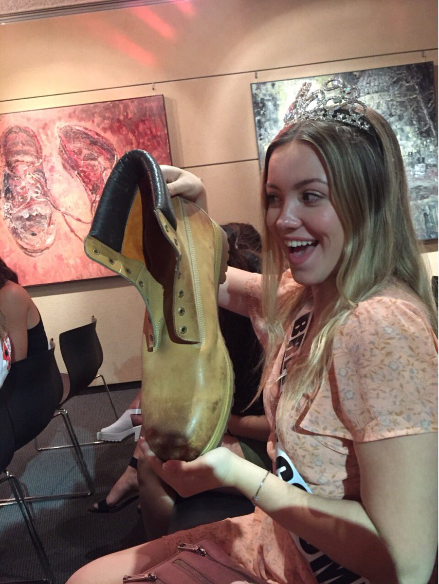 missteenagelm's tweet photo. @SHAQ, my what big feet you have! Thanks to @batashoemuseum for having us, all of the exhibits were so interesting! https://t.co/JOvAWl5mBe