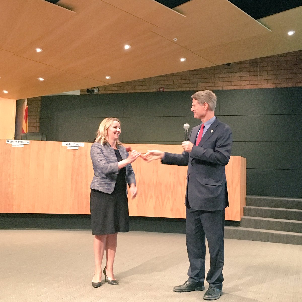 GilbertYourTown's tweet photo. .@MayorJohnLewis passes the gavel to Council-appointed @GilbertAZMayor Jenn Daniels. #ThanksMayorLewis https://t.co/B0FoafCPfM
