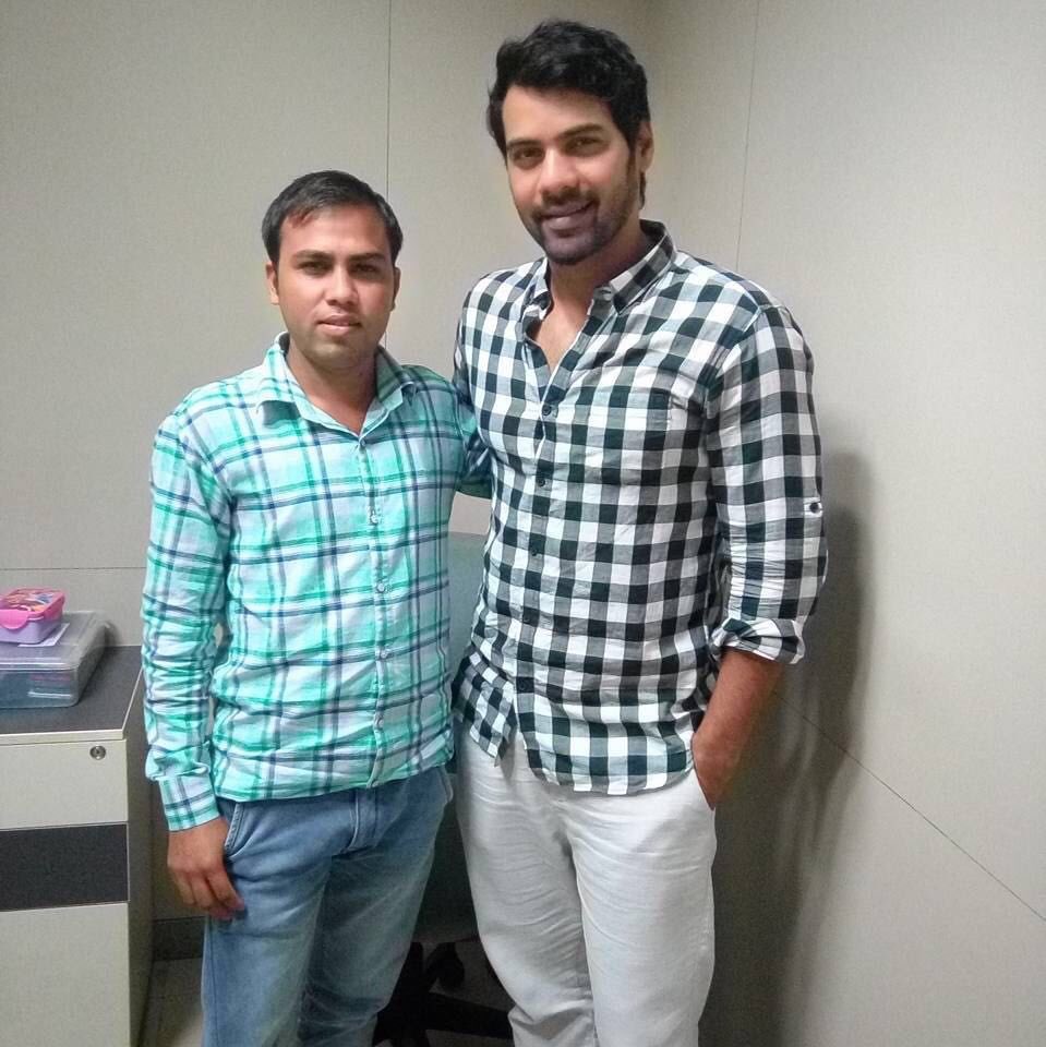 TeamShabirA's tweet image. [PIC] Cool Poser. Ain&apos;t he?😎😍❤️
#checkandmate #shabirahluwalia #kumkumbhagya #rockstar #abhi #shabirwithfans