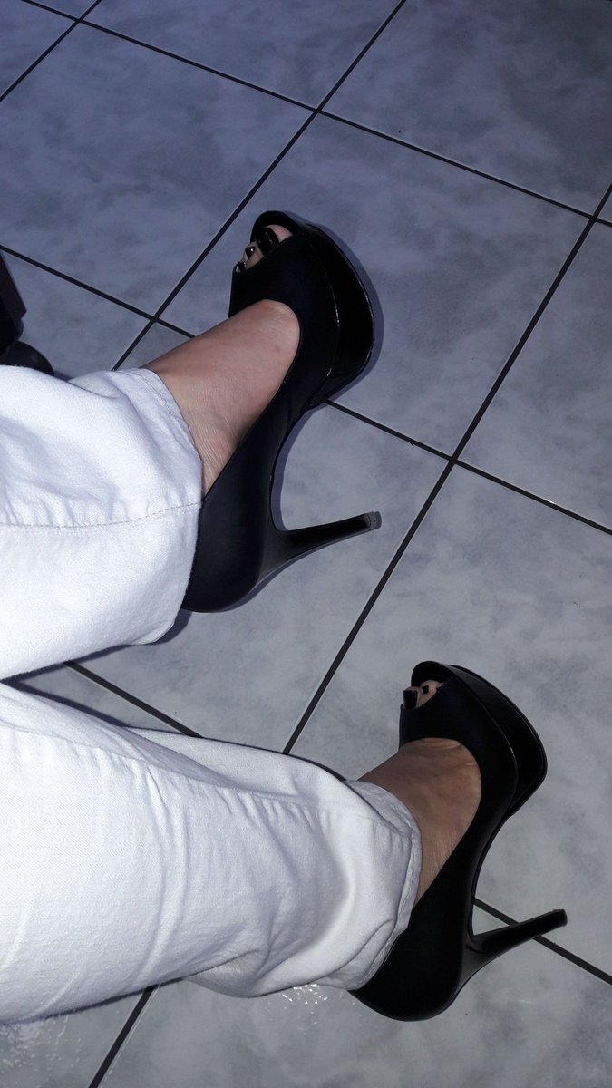 sugartoes17's tweet photo. Zapatos nuevos ☺☺☺☺gracias @sevensixgt lindo regalo!!  @jessicaheels @piesfamosaspty @FeetLover084 @Fetish_Club https://t.co/BxYbmkSZKI