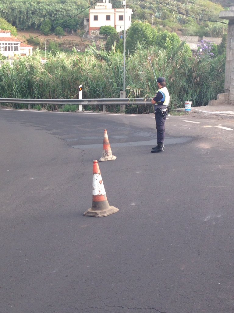PoliciaTeror's tweet photo. #Precaución en el Km 4 d la #GC42 #Teror #Arbejales por vertido aceite en la vía https://t.co/kwjFqtqkes