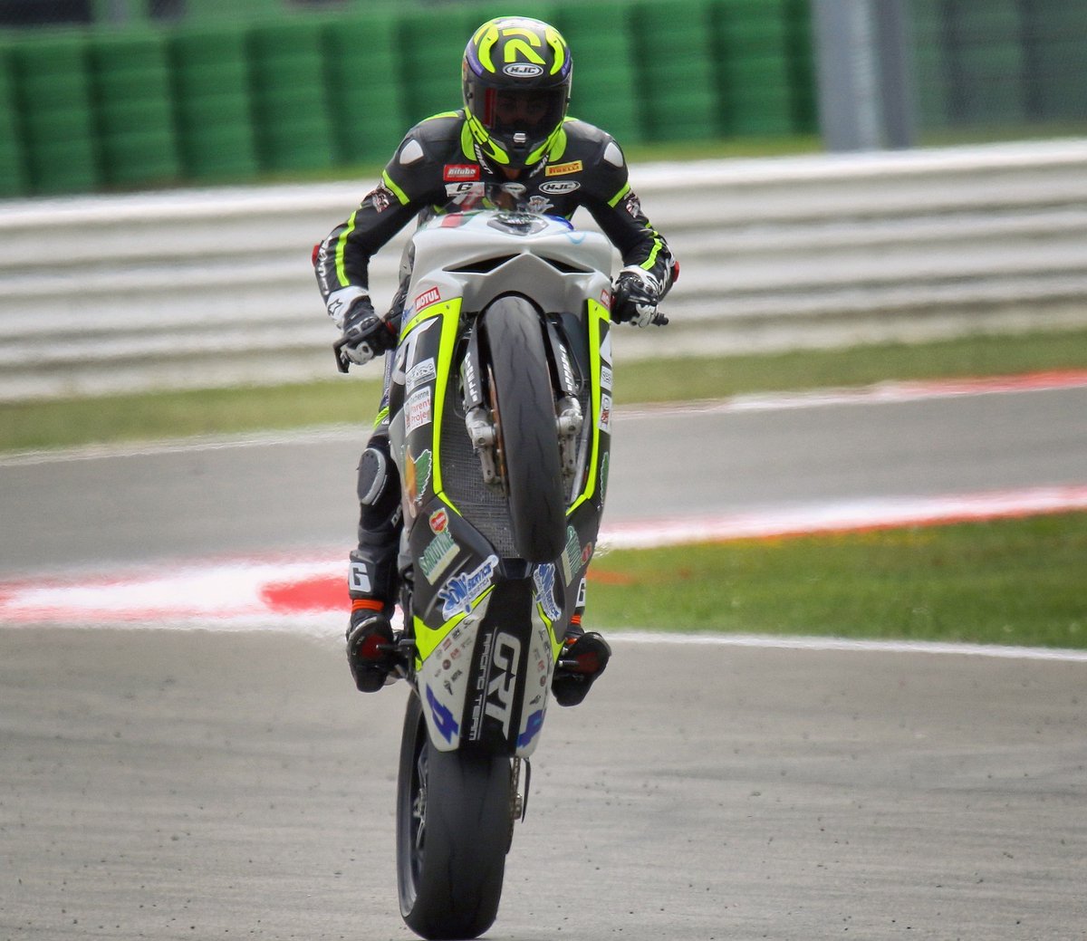 GinoRea's tweet photo. #wheeliewednesday 😛 #gsonmyfeet #moranconstruction @jap4performance @damenleathers @HJCAHelmets
📸 @elinaSP8 https://t.co/9jkq5LahNC