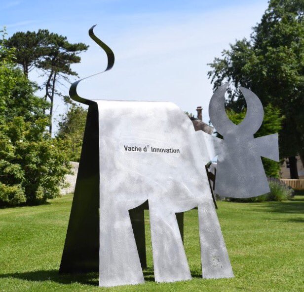Flokarras's tweet photo. Même les vaches de Normandie passent à l'ère du numérique 😳😱😂 #vachedetweet A découvrir @vachedartiste à Arromanches https://t.co/P1ZWQgaStQ