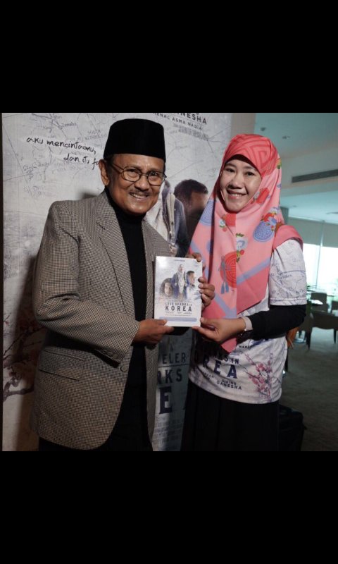 Qia_16's tweet photo. Congratulations Bunda @asmanadia wah.. makin sukses nih untuk Film #JTLSIK 👍😍nya kapan ya? Sya bisa sperti dirimu 😊😅 https://t.co/ADjeXMPRLn