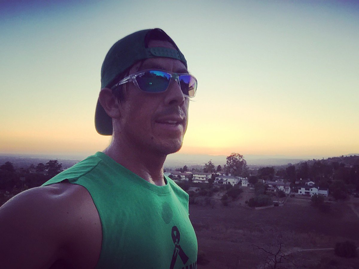 VasquezRunning's tweet photo. Enjoying the trails and the Shades @XX2i sent. #running4thosewhocant #trailrunning https://t.co/t4Y3jn5z4v
