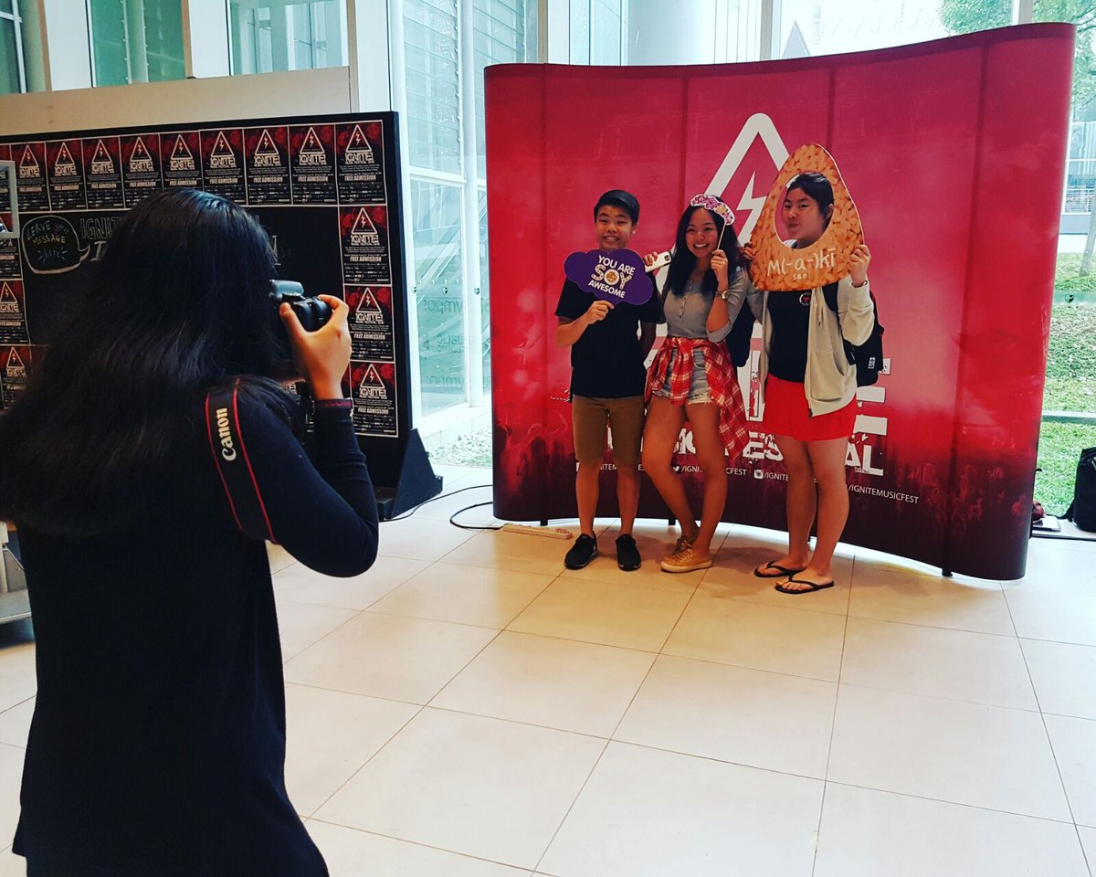 IGNITEMusicFest's tweet photo. The crowd is kicking in for #FLAMEONBYJA
Don't forget to head to our photobooth as well!! β πͺπ
#IGNITEMUSICFEST https://t.co/j3n1EKsmMu