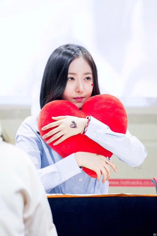 tiphwang89's tweet photo. Uuuuu~ your heart is mine! Mine mine mine /hug ur heart/happily ever after/ https://t.co/Sp5r1N81Qt