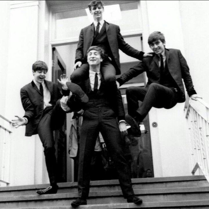 The Beatles berfoto di depan Abbey Road Studio,1963.

- harrison 🎶