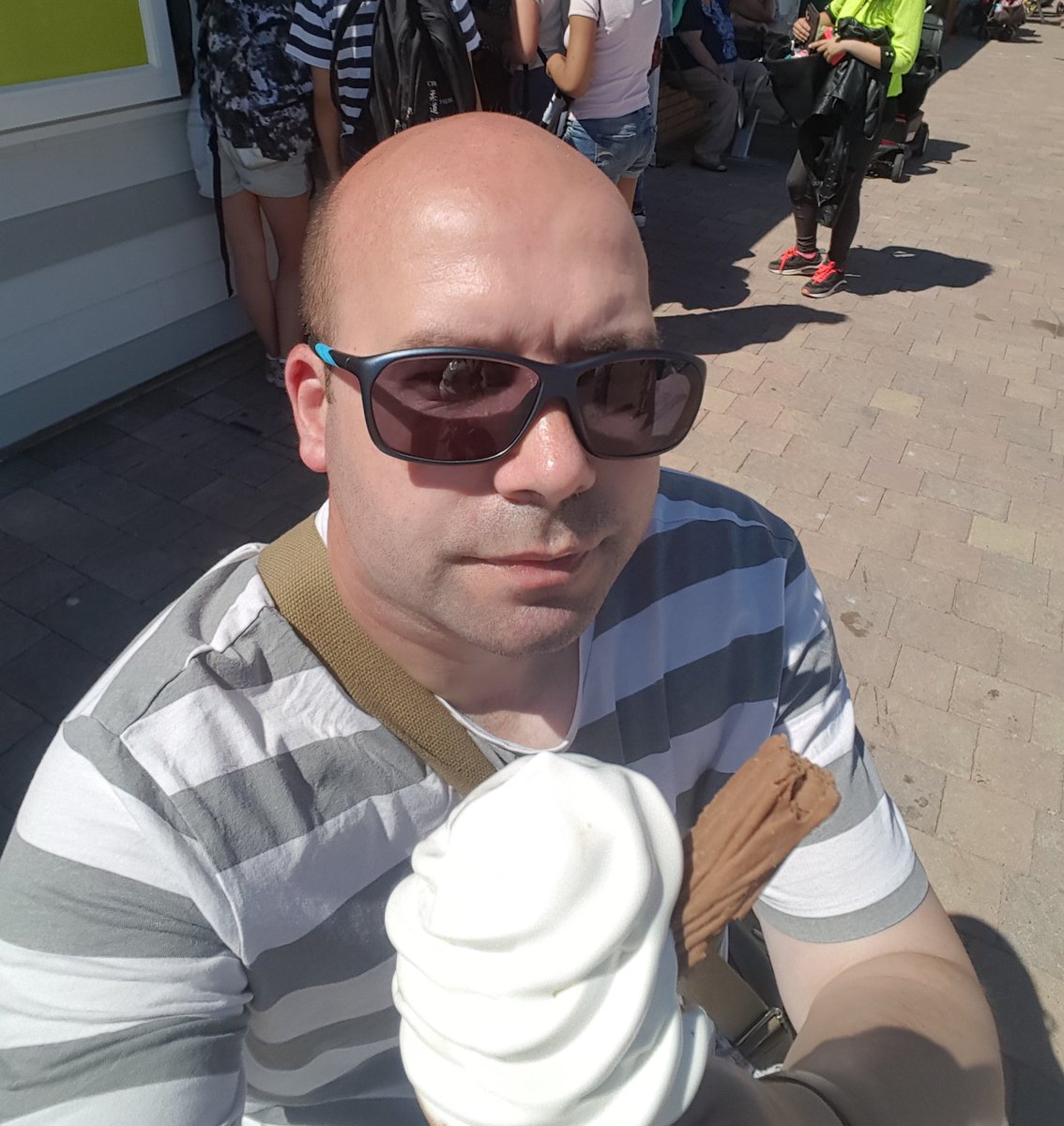 MarkHeather37's tweet photo. Enjoying an ice cream at the seaside... https://t.co/Yi2ndGCMGs