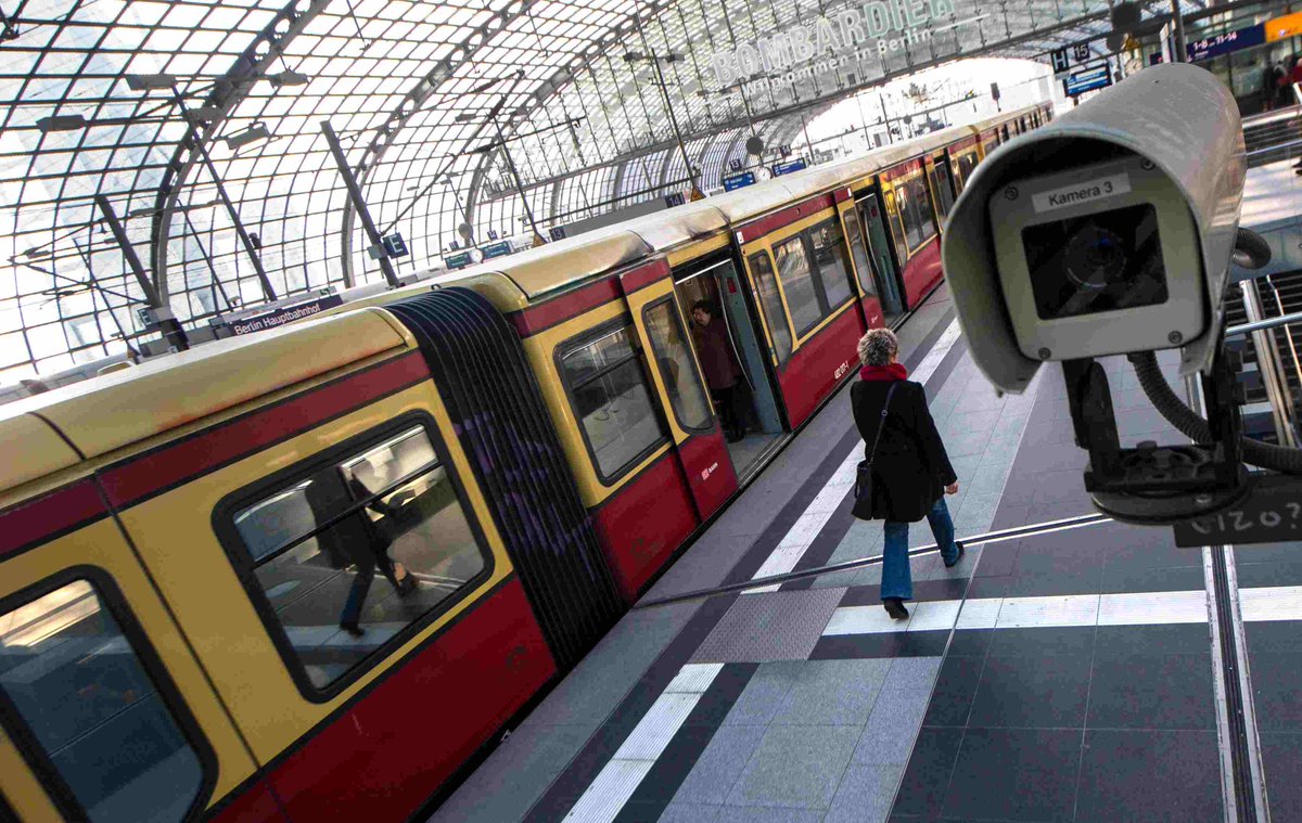 Tagesspiegel's tweet photo. Störung zwischen Zoo und Friedrichstraße. #S5, #S75 und #S7 betroffen. @SBahnBerlin https://t.co/jqxCO6WIY5 https://t.co/vfgRyoP4pW