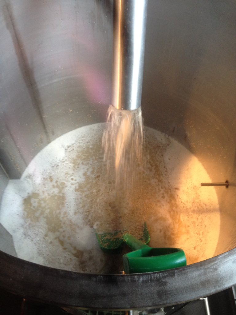 Just mashed in a stinger ale (3.7% abv), boy it's hot in the brew house <a href="/AeronautActon/">The Aeronaut</a>  @LaineBrewing <a href="/selcamra/">SE London CAMRA</a>
