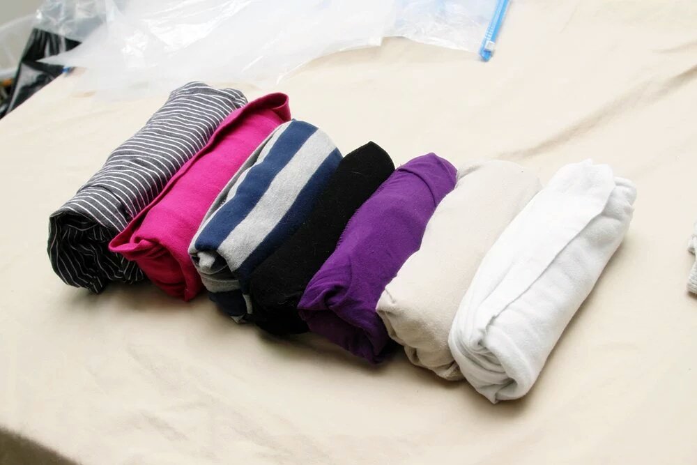 CanoeTurs's tweet image. #CanoeTips Cara menghemat tempat dengan menggulung pakaian