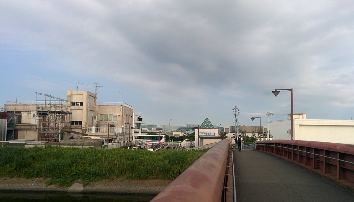 黒崎さとり 低浮上 Twitter પર 全日本カッコいい駅名選手権１位の栄冠に輝いた 天空橋駅に舞い降りてみた ホームの中すごい青 アクアリウム的な青 駅前マジなにもない 駐輪場と消防署だけ 橋の上に釣り人 その向こうに羽田空港 なんだここ いいな