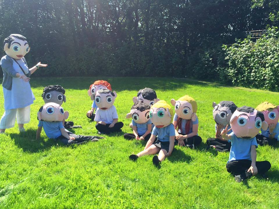 BBCNWT's tweet image. Fantastic! End of school term tribute to legend #FrankSidebottom from pupils at Chapelfield Primary, Radcliffe, Bury