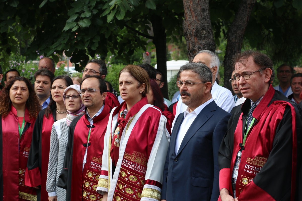 Toplantı sonrası Al Bayrağımızın altında toplanarak İstiklal Marşı'nı okuduk.