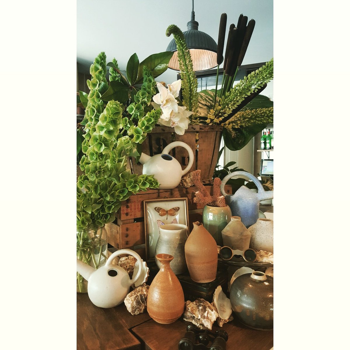 Cerámicas de <a href="/frecklesnur/">frecklesnur</a> en @picnicrestaurant 
Flower deco @gangandthewool
#picniclovesart