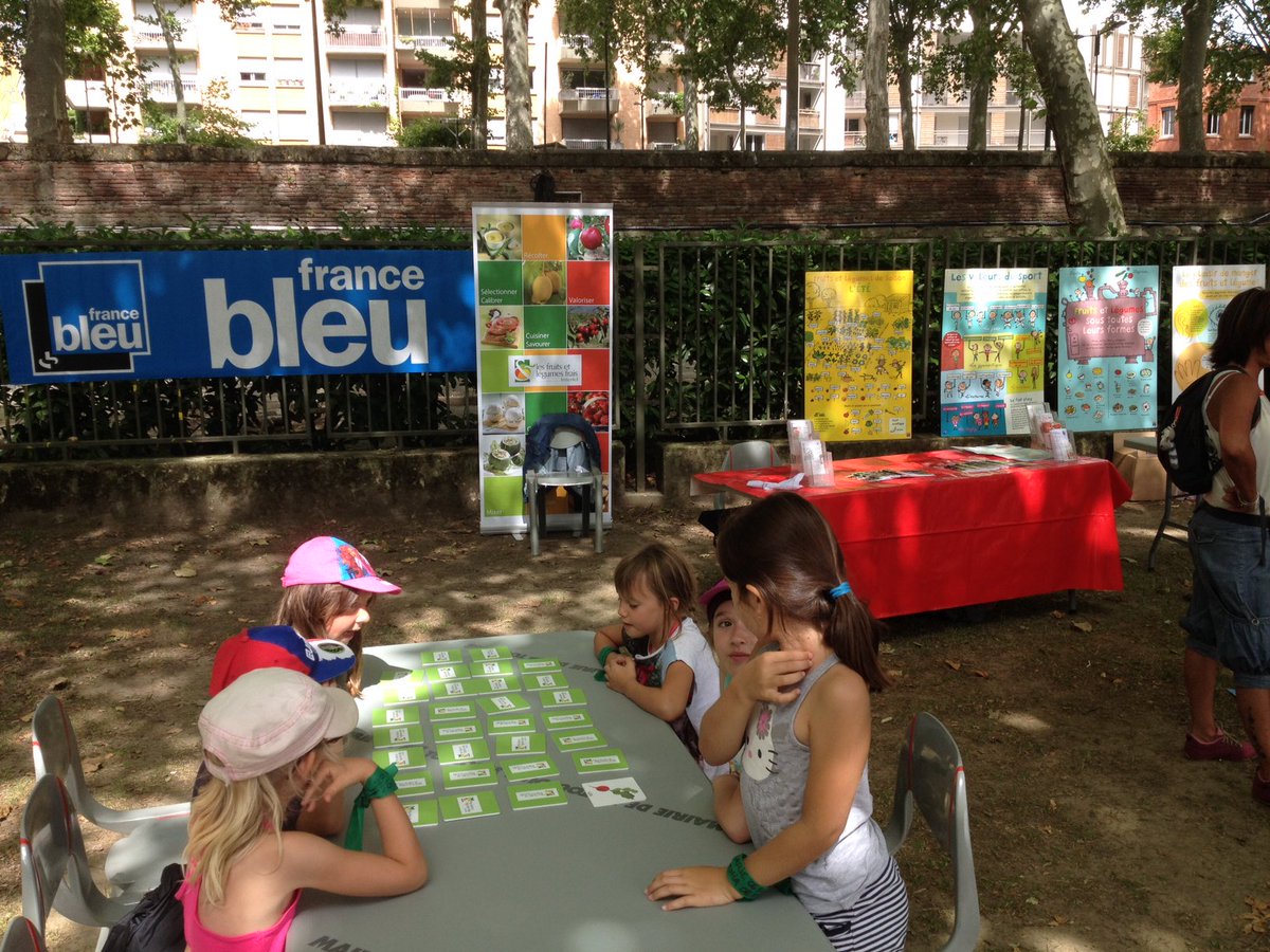 FruitsLegumesFR's tweet photo. [#Toulouse] Les fruits et légumes frais rafraîchissent #ToulousePlages ! Les enfants des centres de loisirs st ravis https://t.co/3zB9DKG8Ed