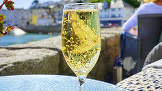 Waar geniet u vandaag van een goed glas wijn? #wijnweer #zomer #thuis #vakantieadres #terras #park #boot #camping