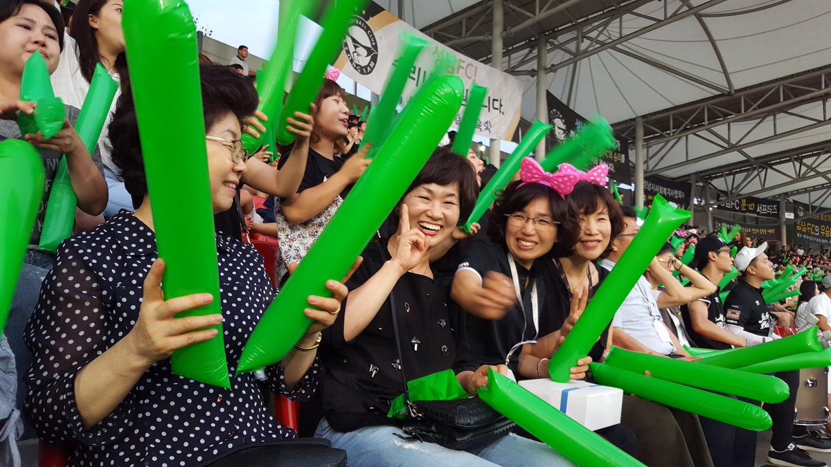 지금 탄천운동장에서 민간어린이집연합회 보육교직원들 600명이 성남FC 승리를 위해 응원하고 있어요.