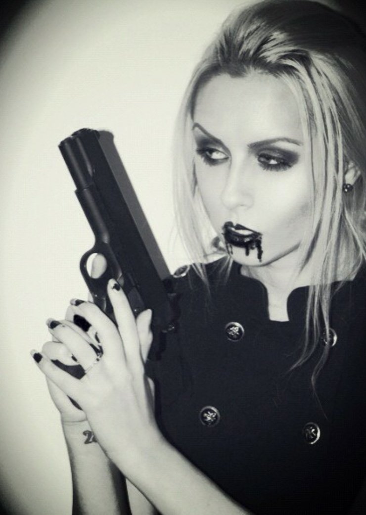 MotionlessWoman's tweet image. "Jessie's got a gun." Man I wish my name was Jenny.