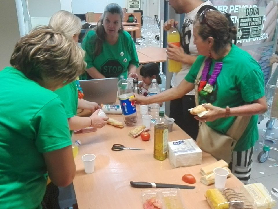 PAH_BCN's tweet photo. #RindeteBBVA empieza a funcionar el comando cocina. La fiesta continua en @BBVA_esp https://t.co/4pODYXctx3