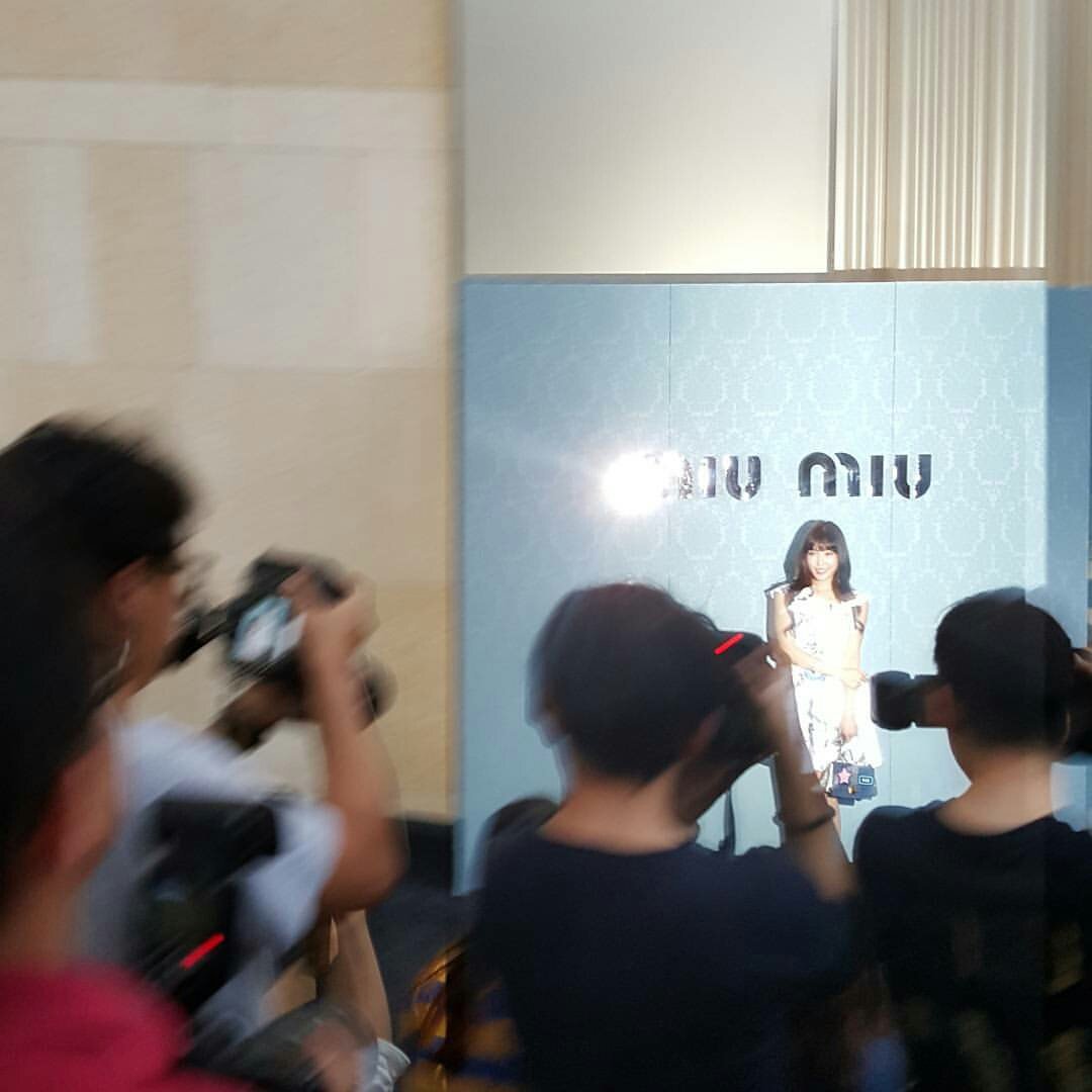 [PIC][20-07-2016]Tiffany tham dự sự kiện khai trương chi nhánh mới của thương hiệu "MIU MIU" vào tối nay CnziqMpVYAAh_Dv