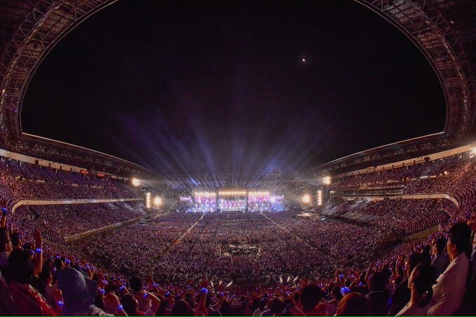 deathsizehell08's tweet image. こないだ行ったBUMP OF CHICKENの日産スタジアムめちゃよかった！何気初ライブ！
7万人のライトが照明と連動して輝いてたのは感動した！
#BUMP  #日産スタジアム