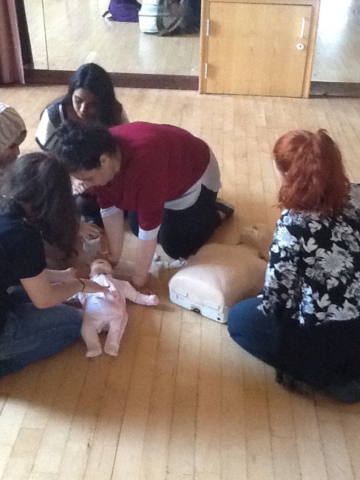 SwansSixthForm's tweet image. Our second batch of lifesaving Year 12&apos;s in action today with trainer @Chris_king_uk @stjohnambulance