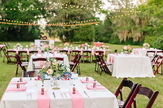 Al fresco dining made even better with peonies and bistro lights! <a href="/followriverland/">Riverland Studios</a> bit.ly/29N1cRz
