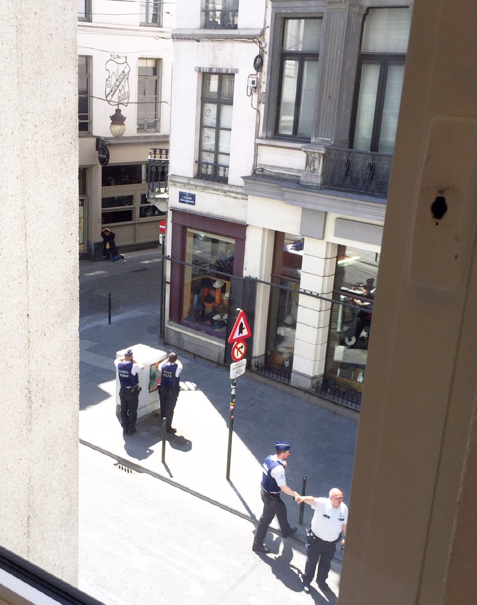 گفته می‌شود در عملیات پلیس در #بروکسل یک نفر در کتابخانه شهر دستگیر شده #Brussel #Bruxelles  
<a href="/BeensSebastiaan/">Sebastiaan Beens</a>