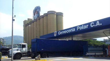 Sebin intentó detener a cinco trabajadores de cervecería Polar bitly.com/29TejiP