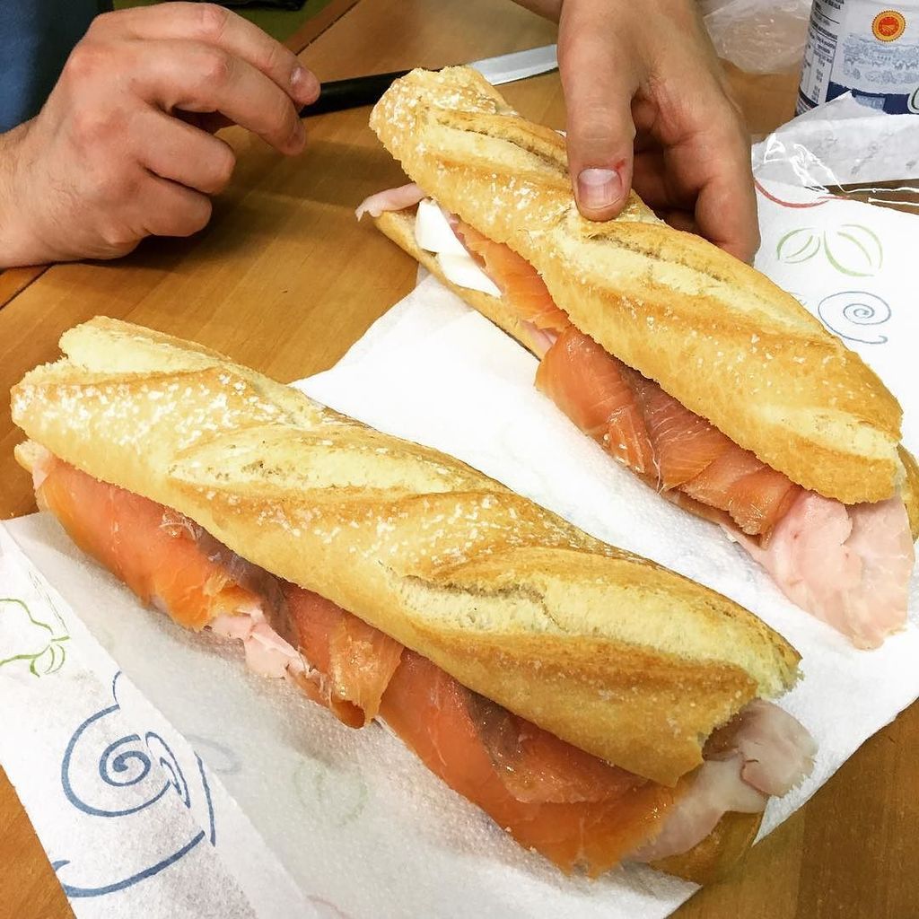 JSgorilla's tweet photo. Pausa pranzo da Junglestyle! #food #foodporn #panino #lunch #mozzarelladibufala #tomato #s… https://t.co/juNVY8CpoR https://t.co/G17IqJBzX7