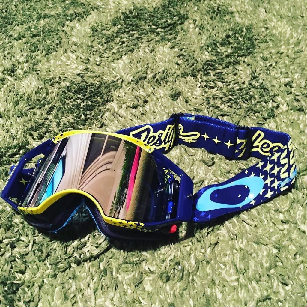 ZakiCarpenter's tweet photo. 買ってしまった！
#トロイリーデザイン #troyleedesigns #オークリー #oakley #モタード #ゴーグル https://t.co/kFclGiziJk https://t.co/3d4SrRFOuR